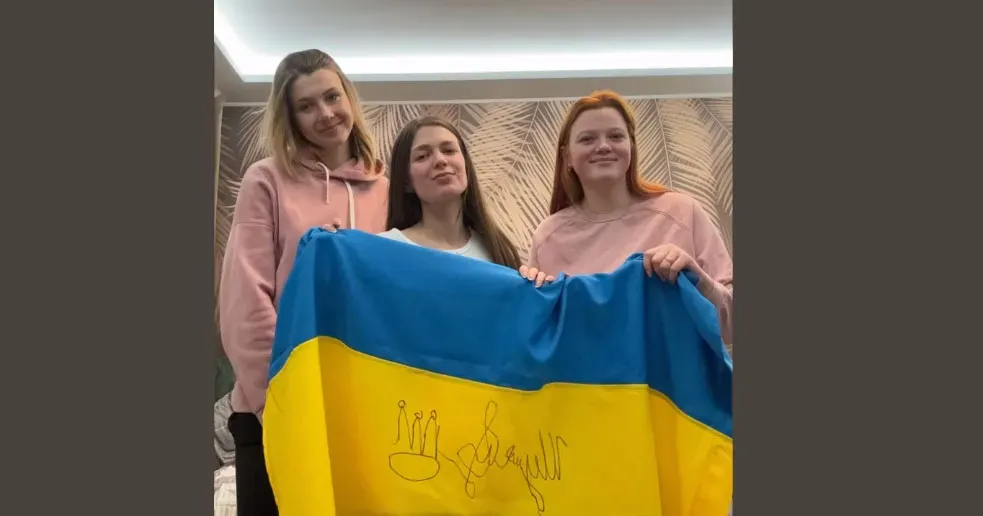 Фото - скріншот Шелудьківські волонтерки за донат розігрують прапор, підписаний Шумеєм на порталі Gromada Group
