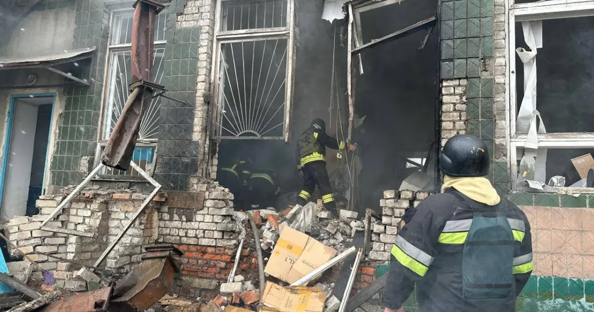 Пошкоджена адміністративна будівля у селищі Борова. Фото: Телеграм-канал начальника ХОВА. Пошкоджена адміністративна будівля у селищі Борова. Фото