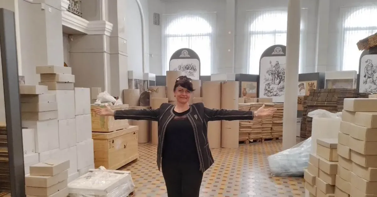 Ольга Сошнікова: "З великою фурою прийшла велика радість з великою кількістю пакувальної тари для музеїв Харківщини від наших друзів і партнерів з Німеччин 18 травня - Міжнародний день музеїв. На Харківщині немає жодного музею, який би не постраждав від обстрілів російських окупантів. Російські терористи завдають прямих ракетних ударів по музеях та інших закладах культури, знищуючи музейні колекції та цінності. Буквально на лінії вогню, під обстрілами музейники Харківщини рятували колекції.