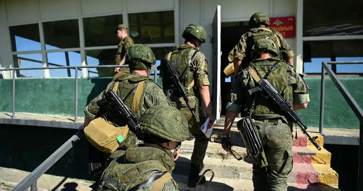 Російські окупанти. Фото ілюстративне з відкритих джерел В "котел" у Вовчанську потрапили близько 400 росіян, – Forbes на порталі Gromada Group