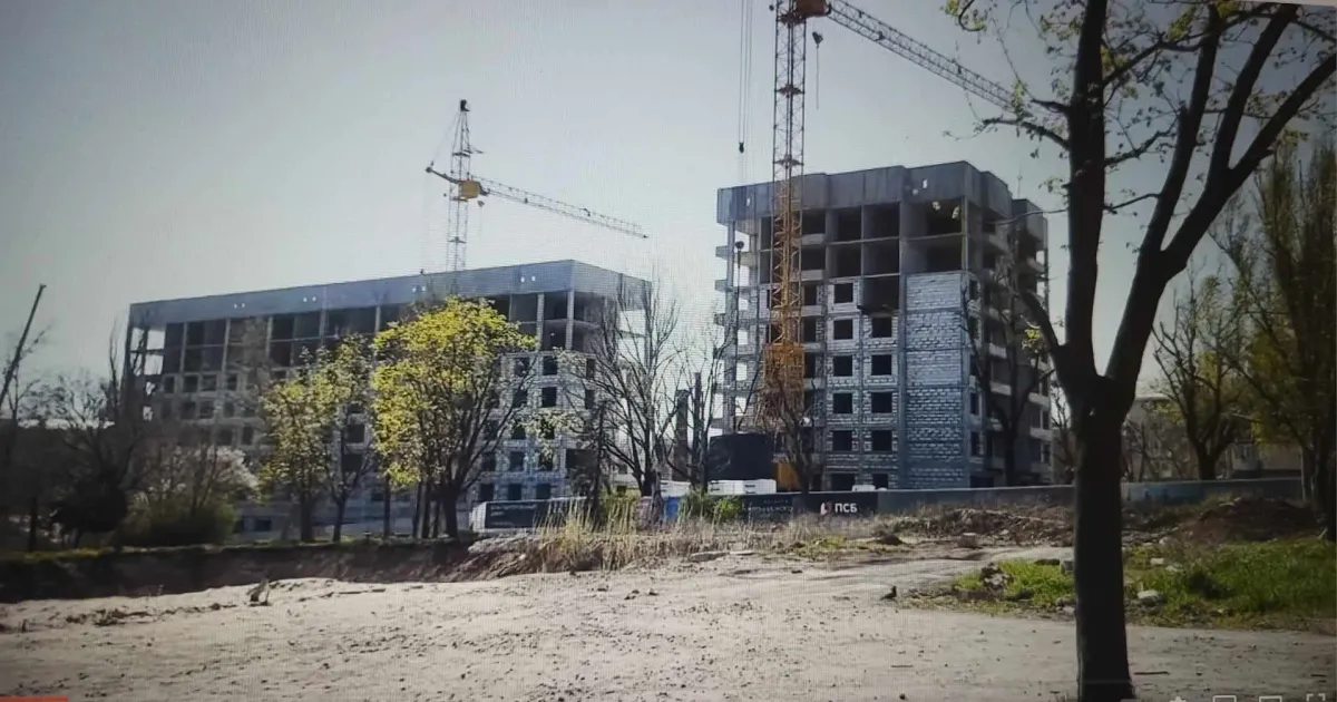 Маріуполь. Квітень 2024 року. Скріншот з відео Mariupol Inside З вогню у полум'я: у Маріуполі російські окупанти будують табір для мешканців Бєлгородської області на порталі Gromada Group
