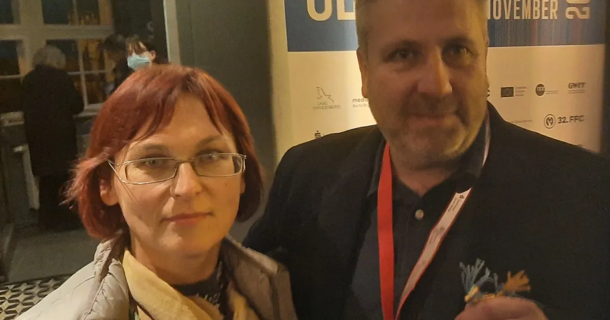 32. FilmFestival Cottbus, фестиваль східноєвропейського кіно традиційно пройшов у німецькому місті Котбус. Його бачила харківська утікачка від війни Наталія Грайворонська. На знімку вона з режисером Тарасом Томенком (фото Ростислава Мартинюка).