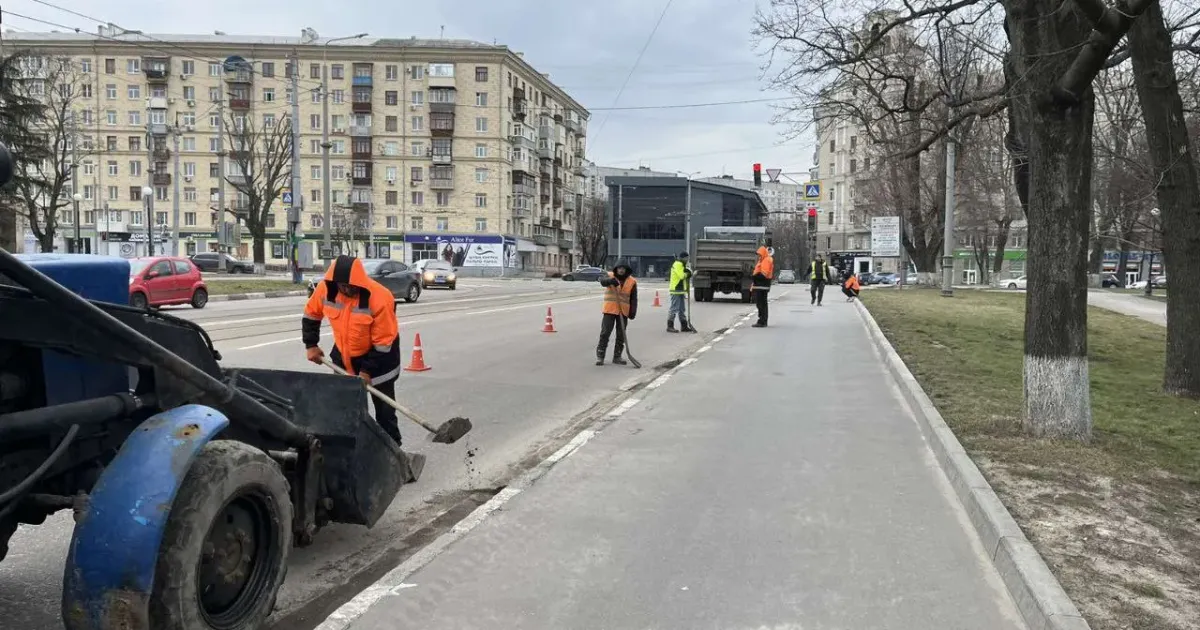 Джерело: Харківська міська рада Харківські комунальники ліквідовують наслідки погодних умов (фото) на порталі Gromada Group