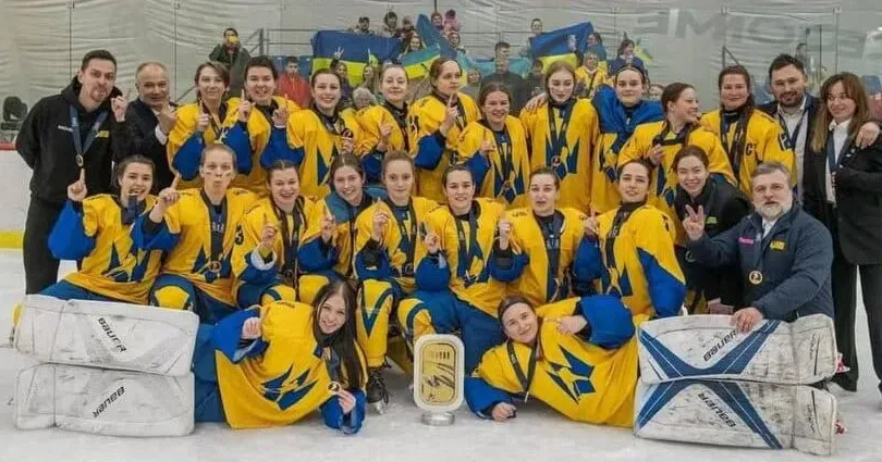 Світлина з веб-сайту ХОВА Українські хокеїстки, серед яких 4 спортсменки з Харківщини, перемогли на чемпіонаті світу. на порталі Gromada Group