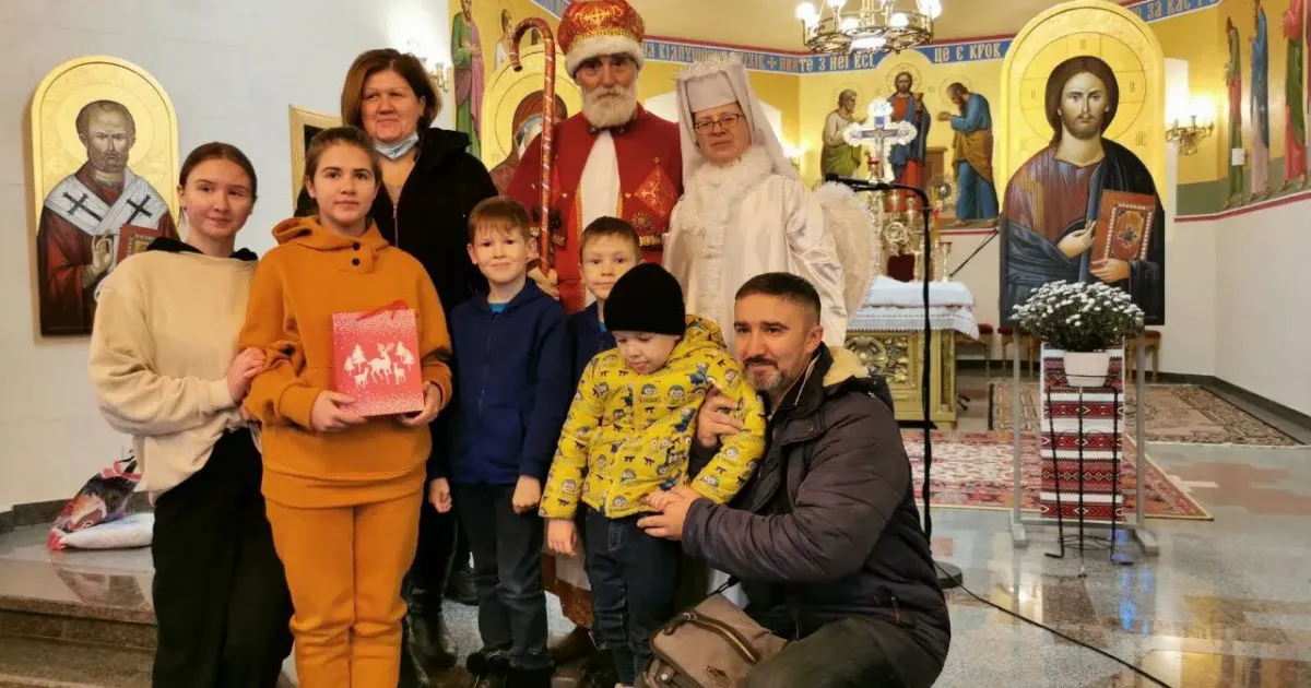 Найвідоміший харківський Миколай – актор Микола Мох ділиться спогадами про те, як почалося його захоплення театром та згадує першу поїздку під Донецьк 2014 року разом із волонтеркою Ольгою Різниченко ( поряд із ним на фото).