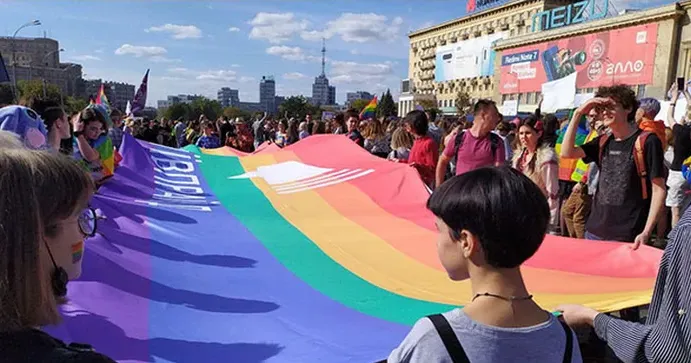 У Харкові провели перший в історії міста гей-парад. Фото: Status quo. 2019 Це питання часто звучить в українському суспільстві. Неможливо заперечувати, що ті, кого прийнято зараховувати до «нетрадиційної орієнтації» чи трансгендери (гендерна ідентичність яких не збігається зі статтю при народженні) живуть серед нас. За їхньою спиною люди часто шепочуться: «А ви знаєте, пане Н., того... з «цих», але ставляться цілком добродушно. За винятком одного моменту…