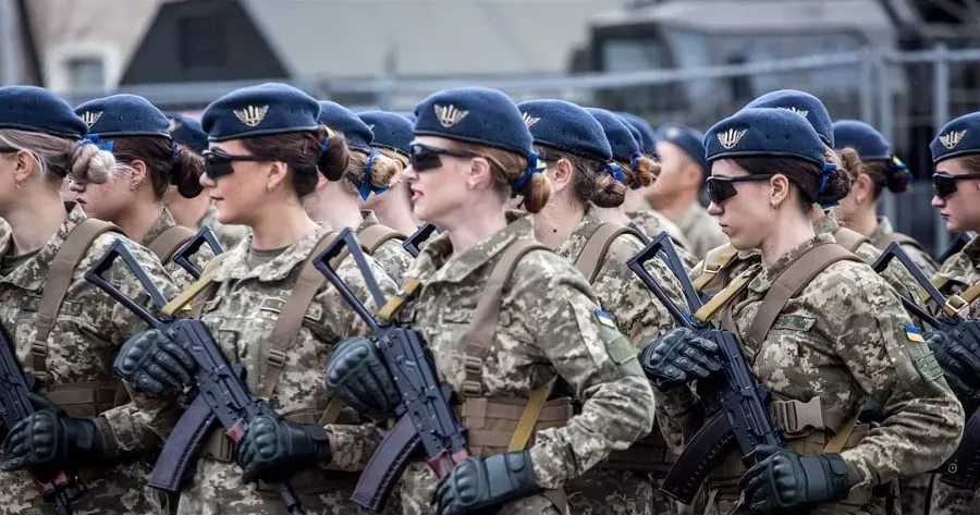 До 1 жовтня жінки, чиї фахи підпадають під перелік військовозобов’язаних, мають стати на військовий облік. Міноборони оновило перелік професій.