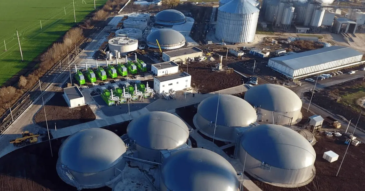 Найбільший в Європі Теофіпольський біогазовий комплекс. Хмельницька область України. Джерело: Біоенергетична Асоціація України. Імпорт енергоносіїв та залежність від викопного палива стали зброєю в руках країни-агресорки, що напала на нашу країну, а також потужним джерелом фінансування кровопролитної повномасштабної російської війни проти України. Як Україні досягти власної енергетичної незалежності? Які кроки Україна вже здійснює у цьому напрямку?