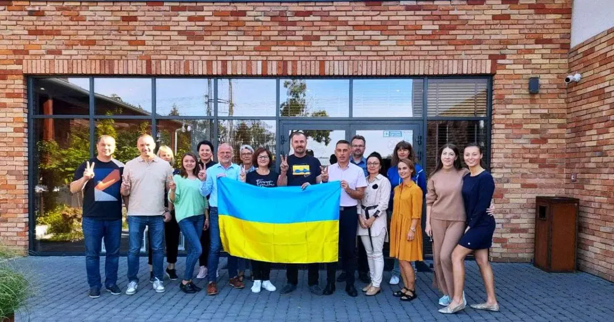 Фото: Олег Чернобай Як місцеві громади протидіють гуманітарним та воєнним викликам? Ці питання на потребу дня обговорювалися у програмі «Голос громади» Харківського пресклубу з Олегом Чернобаєм, що очолює Пісочинську громаду – найбільшу не міську громаду в Харківській області та одну з найбільших в Україні.