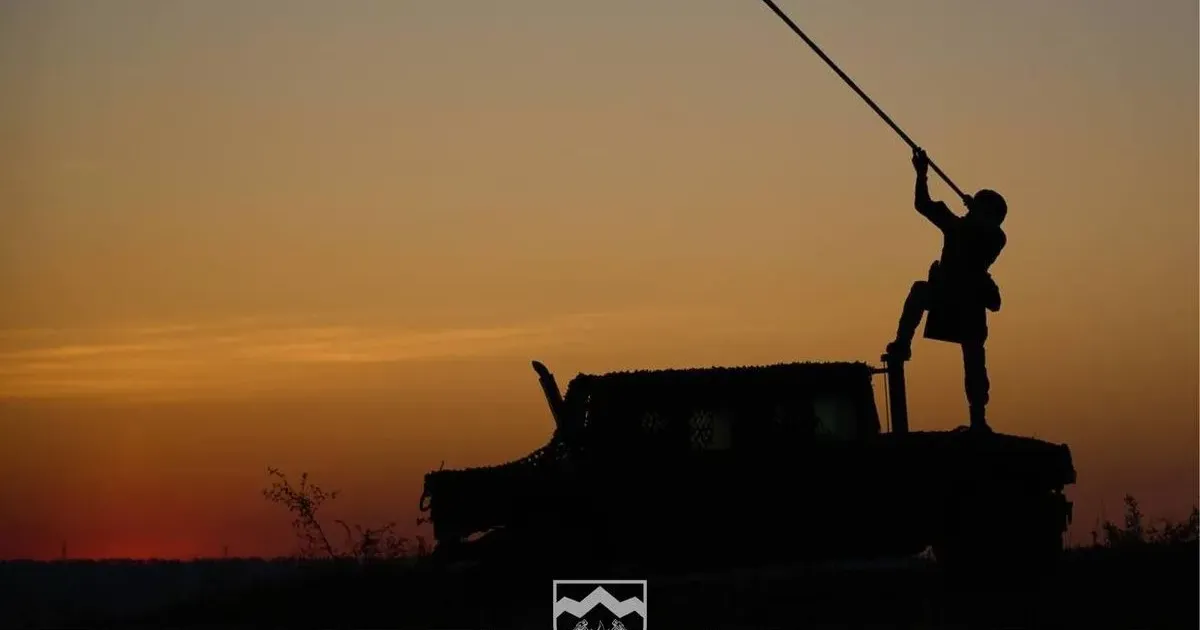 Фото Влади та Костянтина Ліберових Наші захисники неймовірні. Фотографи Влада і Костянтин Ліберови зробили потужні фото та відео бійця, який на Донеччині біля лінії фронту на світанку грає на трембіті.