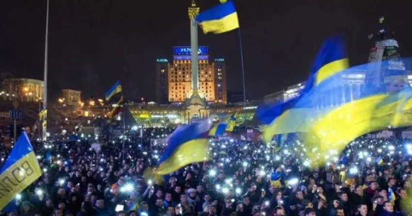 Можемо залишитися без грошей, бензину, гарячої води, світла, але не без волі: Зеленський привітав із Днем гідності та свободи