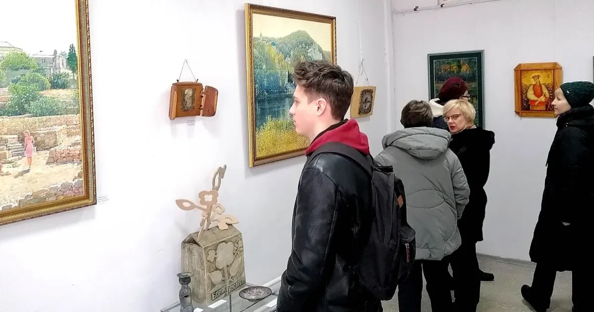 В одному із найстаріших закладів вищої художньої освіти України – Харківської державної академії дизайну та мистецтв (ХДАДМ) триває виставка творчих робіт викладачів "Наш дім - Україна". Незважаючи на постійні обстріли та смертельну небезпеку, митці демонструют, що Харків – це місто, у якому живуть та працюють на славу улюбленої України.
