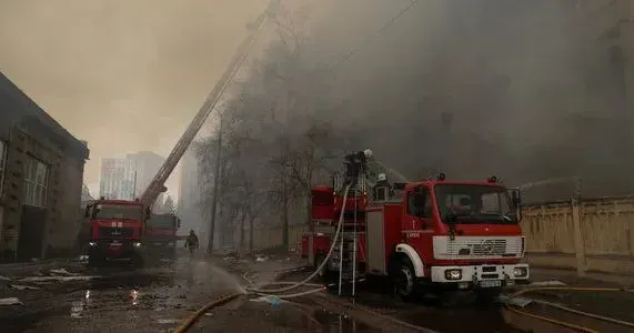 Ліквідація наслідків ракетного обстрілу Харкова 22 березня 2024. Фото з відкритих джерел За ніч РФ випустила по Україні понад 60 «шахедів» і майже 90 ракет різних типів на порталі Gromada Group