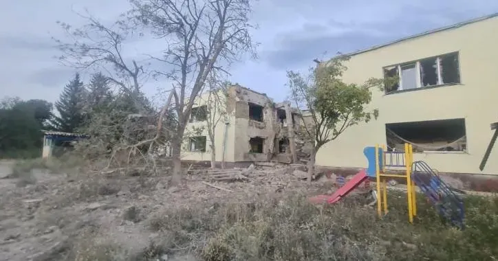 Фото Сергій Болвінов У Дергачах російським ракетним ударом зруйновано школу (ФОТО) на порталі Gromada Group