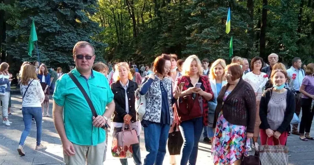 Сергій Крамаренко з колежанками на Меморіалі у Лісопарку. Довоєнне фото з особистого архіву. - Я приїжджав на Північну Салтівку та очам своїм не вірив! Почувався сталкером із роману братів Стругацьких «Пікнік на узбіччі». Абсолютно гнітюче відчуття перебування у зовсім іншому вимірі у вигаданому світі, який, проте, став реальністю, – каже Сергій Крамаренко. Бібліотекар легендарної бібліотеки-філії № 50 на Північній Салтівці.