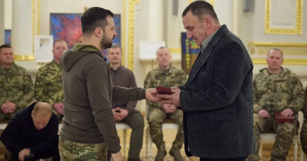 Фото - president.gov.ua 21 листопада в Києві Президент України Володимир Зеленський з нагоди Дня Гідності і Свободи підписав відповідний указ і вручив державні нагороди. Серед нагороджених є і представник Харківщини