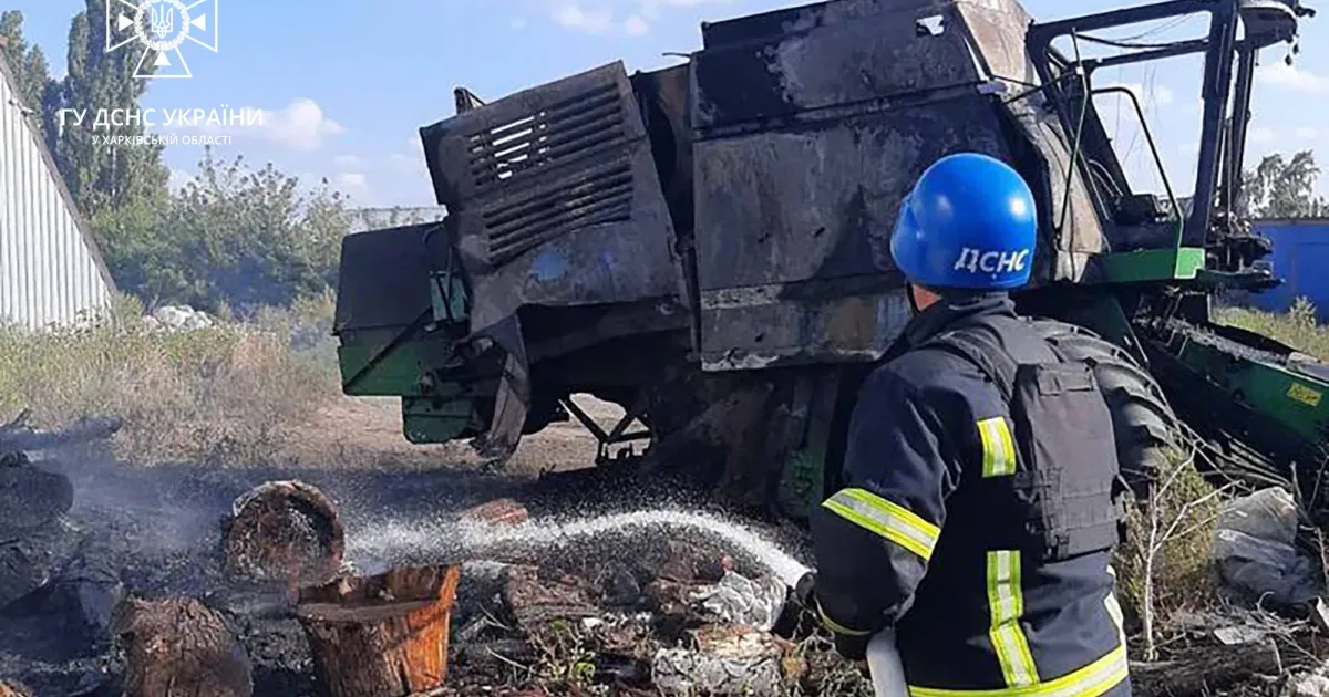 Знищений внаслідок обстрілів комбайн в одному з господарств Куп'янського району. Фото: ГУ ДСНС в Харківській області. Знищений внаслідок обстрілів комбайн в одному з господарств Купянського району. Фото: ДСНС.