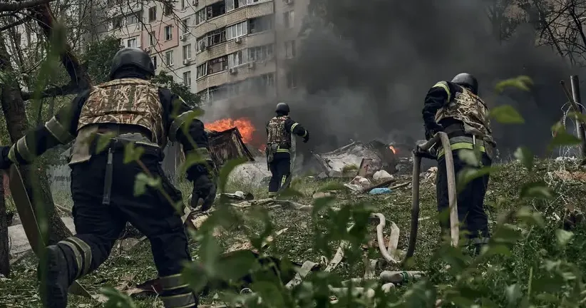 Пожежники ліквідовують наслідки російського удару 19 травня Відчайдушні зусилля України для захисту Харкова на порталі Gromada Group