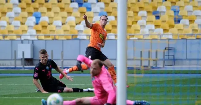 Фото - shakhtar.com Михайло Мудрик ледь не став героєм дня, але йому завадила поперечина