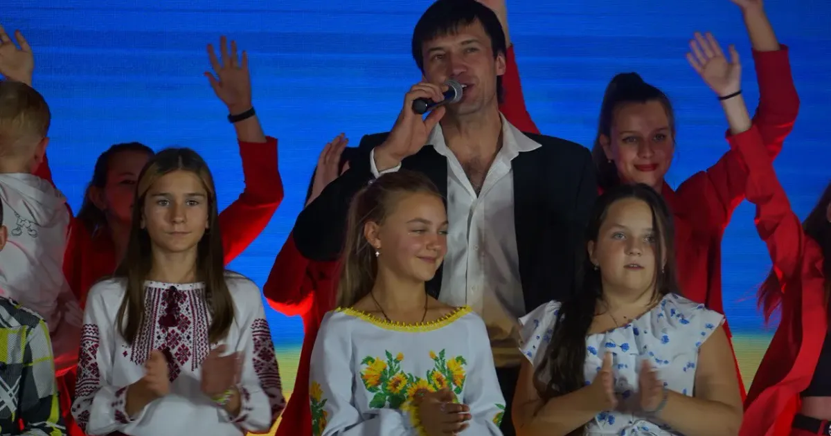 Фото Департаменту культури Харківської міської У Харкові музи не мовчать: за сприяння Департаменту культури Харківської міської ради 20 вересня 2023 року відбулося неймовірне свято дитячої творчості. Після довгої перерви на концертний майданчик у безпечному місці вийшли учні та викладачі Дитячої музичної школи №12 ім.К.І. Шульженко.
