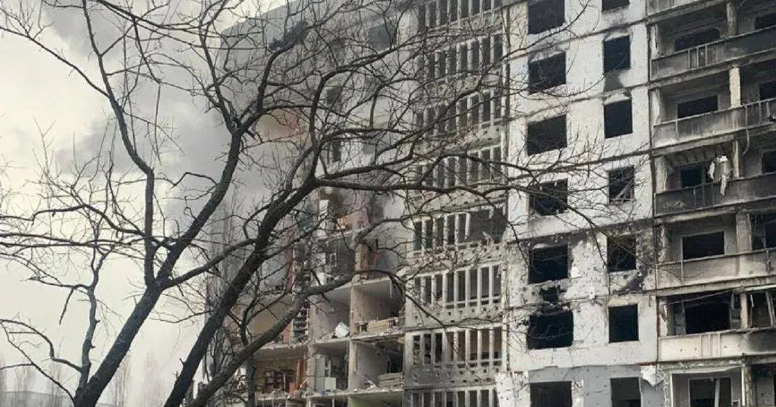 Головна світлина новини на сайті Gromada Group У Харкові продовжують усувати наслідки ракетних атак, які ворог здійснив 23 січня. на порталі Gromada Group