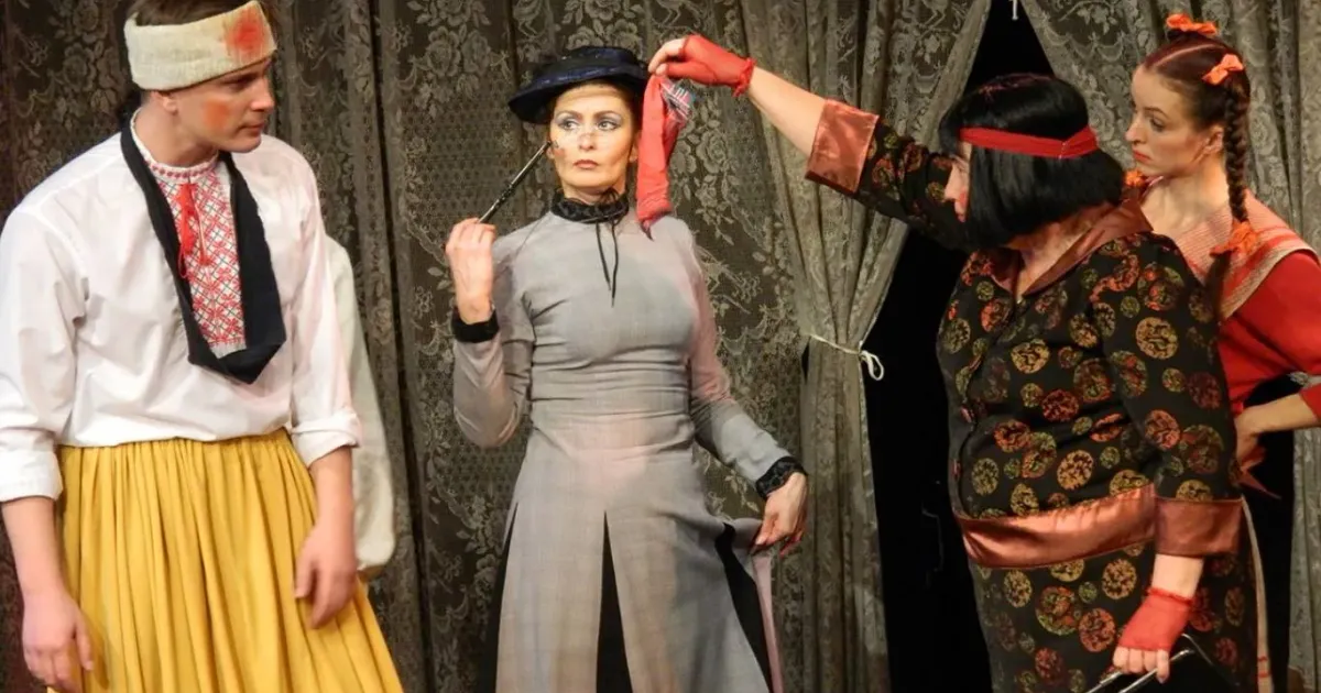 Кадр з вистави "Мина Мазайло" Миколи Куліша. Фото з відкритих джерел «Прілічнєє бить ізнасілованной, нєжелі українізірованной». Чому п’єса «Мина Мазайло» актуальна і зараз? на порталі Gromada Group