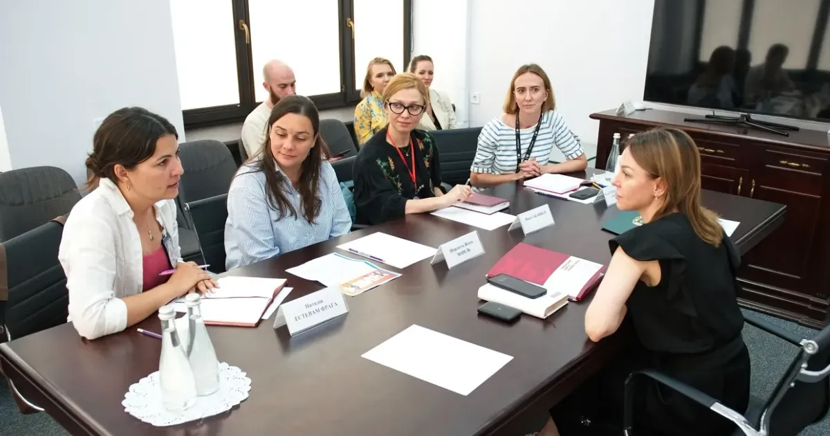 Фото пресцентру ХОВА Про це говорили під час зустрічі заступниця начальника Харківської обласної військової адміністрації Олена Логвинова та представники Міжнародного Комітету Червоного Хреста.