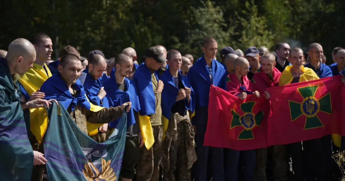 Фото - телеграм / Zelenskiy / Official Двоє жителів Харківщини повернулися 24 серпня з російського полону на порталі Gromada Group