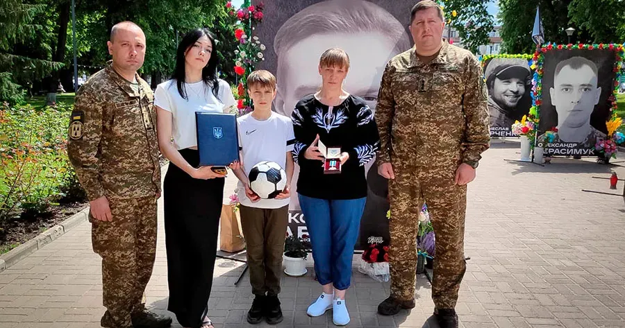 Фото Пресслужби Східного територіального управління Національної гвардії України Рідні загиблих нацгвардійців отримали державні нагороди на Сумщині та Харківщині на порталі Gromada Group