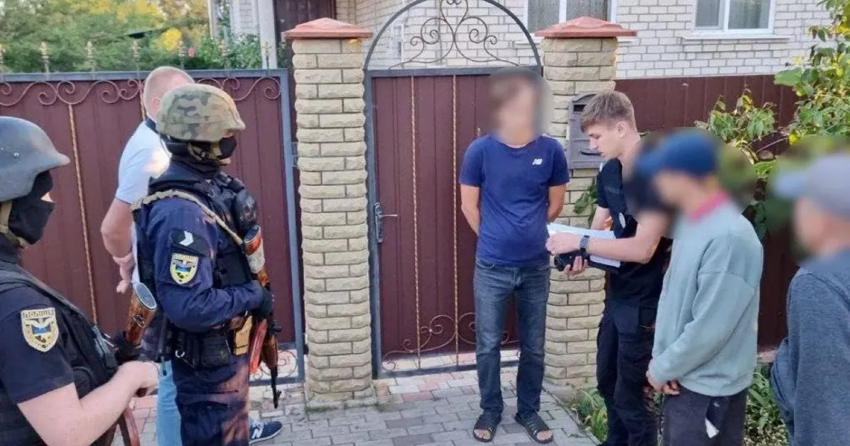 Світлини: Національна поліція України На Харківщині районні посадовці привласнювали гроші з Є-Відновлення на порталі Gromada Group