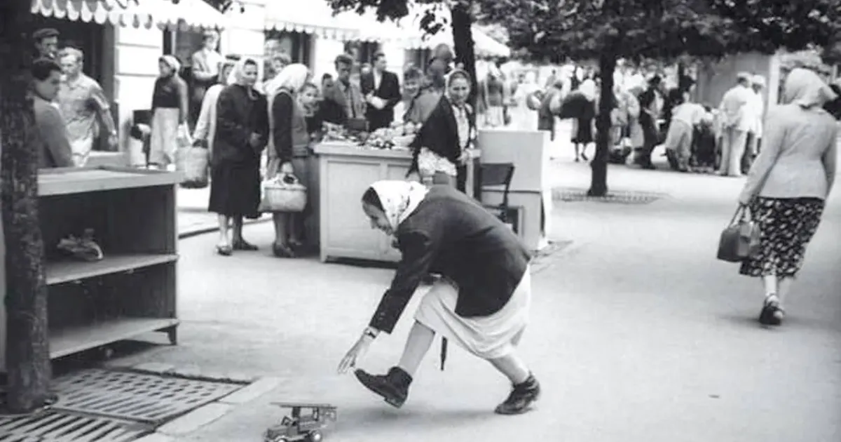 Жінка наздоганяє іграшкову вантажівку у Харкові… Джерри Кук, 1960. Архівне фото з відкритих джерел. Жінка наздоганяє іграшкову вантажівку у Харкові… на порталі Gromada Group