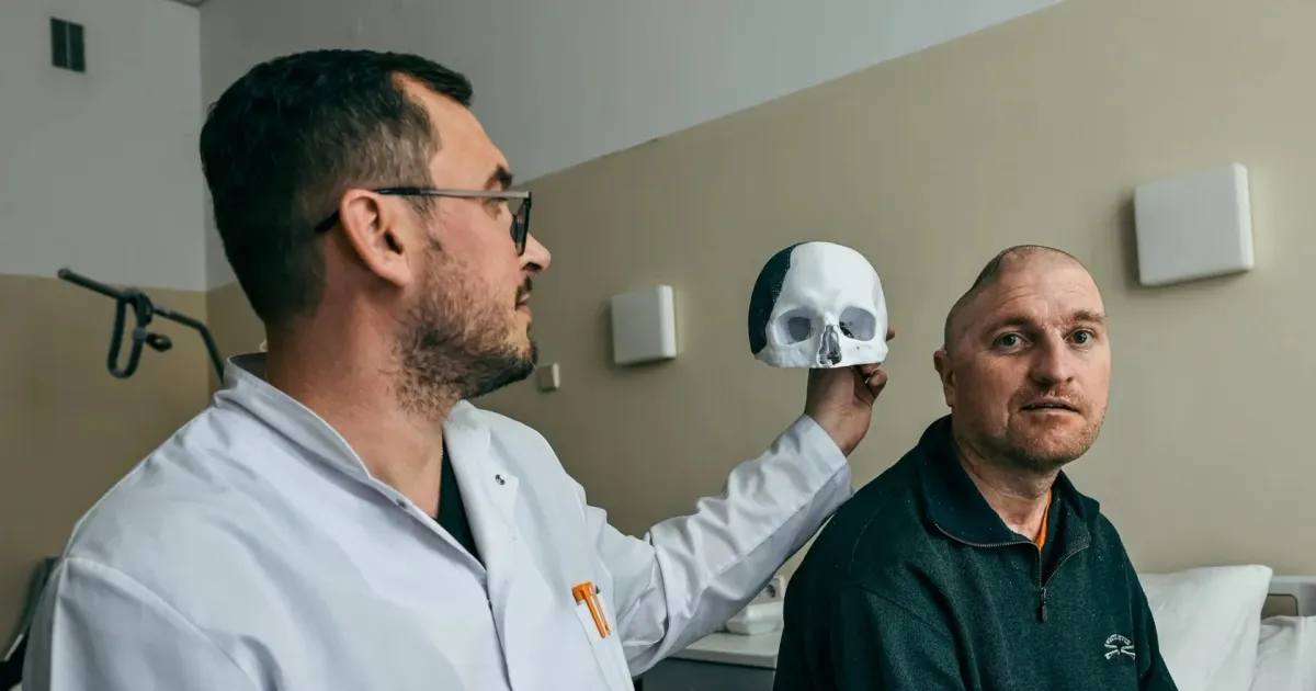 Фото: Обласний клінічний центр нейрохірургії та неврології (Ужгород) Обласний клінічний центр нейрохірургії та неврології, що в Ужгороді - унікальний медичний заклад. Тут почали робити оперативні втручання на головному мозку без розтину черепа за участі отоларингологів. Операції з приводу епілепсії. А також оперативні втручання на головному мозку з пробудженням посеред операції, щоби забезпечити збереження функцій рухів та мови під час видалення пухлин.