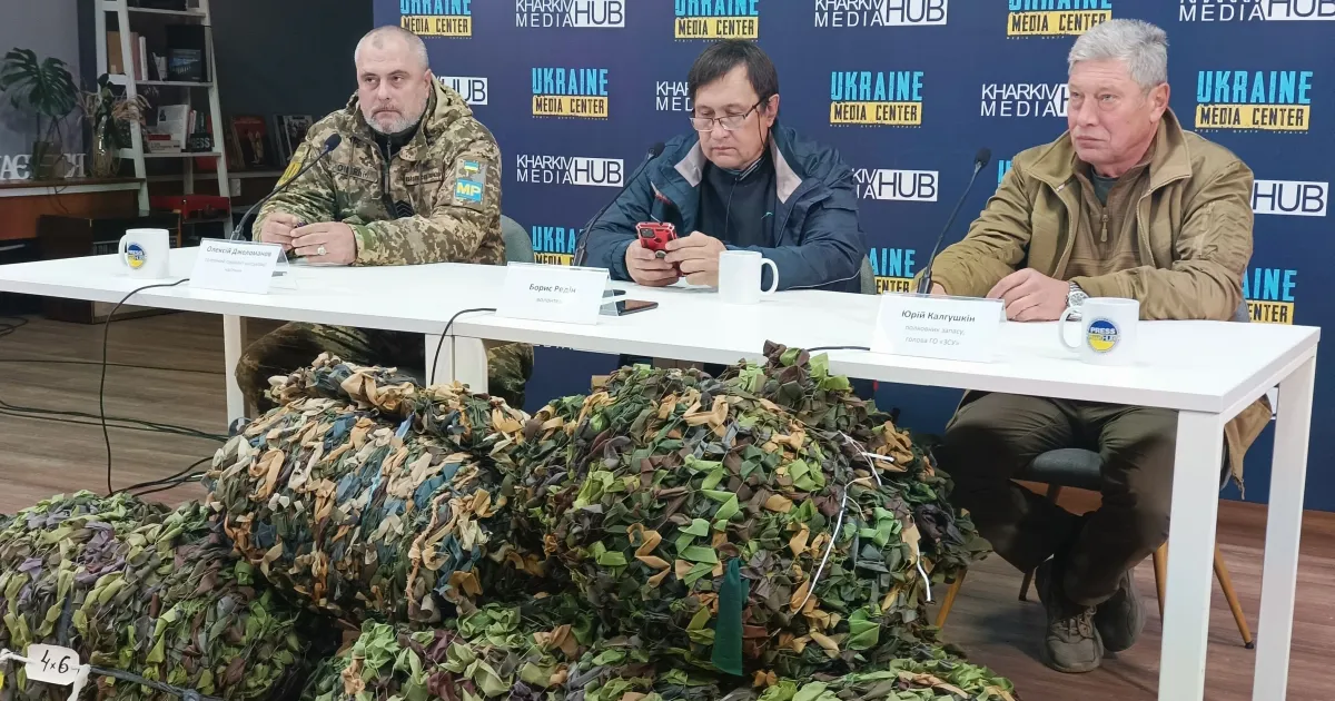 світлина Сергія Савченка На прикінці минулого тижня в Kharkiv Media Hub відбувся брифінг щодо специфіки виробництва інноваційних маскувальних сіток для потреб українських бійців на фронті. У заході взяли участь представники воєнних, волотерів й Спілки Захисників Свободи України, яка поєднує перших й других та була створене саме для того, щоб допомагати воєнним...