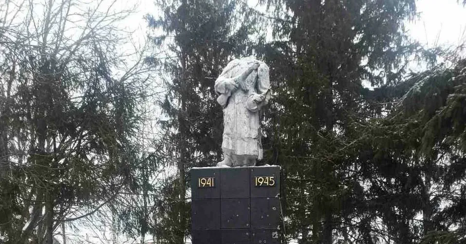 Зруйнований пам'ятник в Одноробівці. Фото - Віктор Коваленко Зруйнований пам’ятник в Одноробівці на Харківщині хочуть вивести з реєстрів на порталі Gromada Group