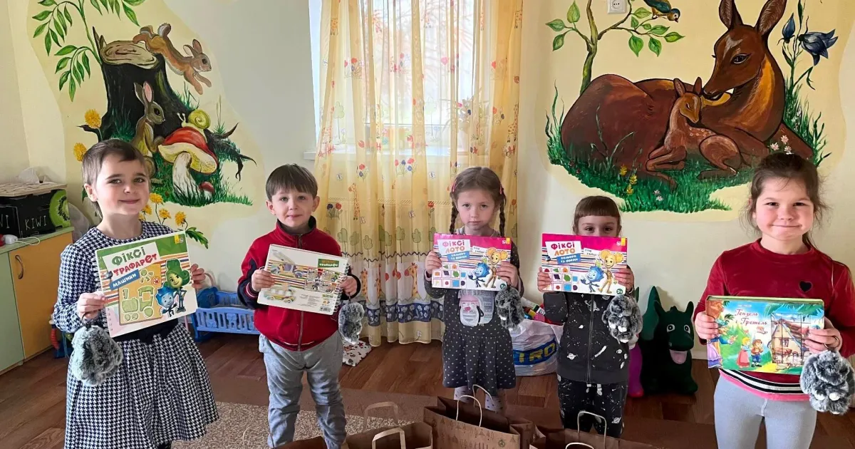 Офіс найбільшого харківського видавництва «Ранок» працює віддалено, втім, друкарські верстати, попри обстріли, і надалі друкують книжки та підручники в рідному місті. Саме у Харкові «Ранок» сплачує податки і свідомо у перші дні війни, щоб допомогти країні, заплатив податки за увесь рік наперед.