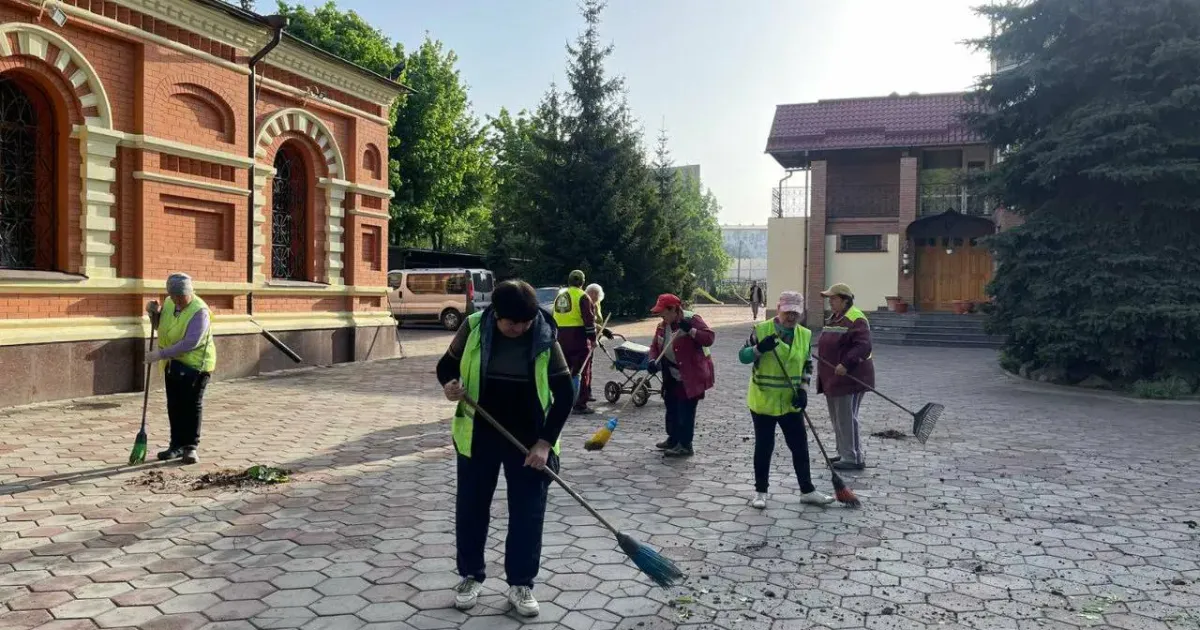 Джерело: Харківська міська рада Комунальники усувають наслідки удару окупантів (фото) на порталі Gromada Group