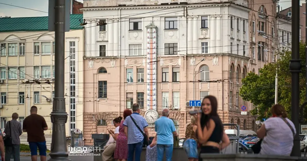 Фото з відкритих джерел Знаменитий «Будинок з градусником» у середмістіі Харкова виставили на аукціон на порталі Gromada Group