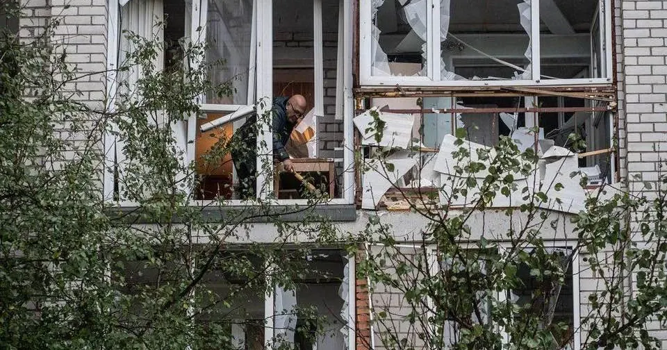 Через продовження війни та позбавлення можливості пережити зиму в людських умовах зростає кількість українців, які змушені залишити рідні місця. За даними соціологічної групи «Рейтинг» дещо зросла кількість респондентів, які змушені були покинути місце постійного проживання з 24 лютого 2022 року. Ріст відбувається за рахунок зростання кількості внутрішньо переміщених осіб зі східних та південних регіонів. 85% опитаних висловлюють намір повернутися додому.