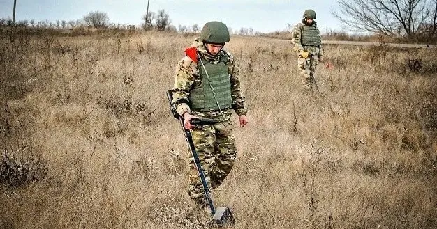 Фото з відкритих джерел За минулу добу 26 листопада піротехнічними розрахунками ДСНС проведено обстеження 4,3 га території, 1 км ЛЕП, 1,3 км автомобільних доріг