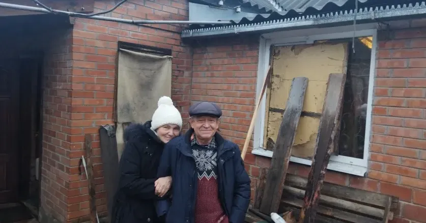Фото: Сергій Савченко Минає рік, як росіяни захопили Ізюм, що на Харківщині. Майже місяць ЗСУ втримували місто, але наприкінці березня вони були вимушені відступити. За цей час було зруйновано 80% житлового фонду та критичної інфраструктури міста. Але найбільше лихо, росіяни залишили по собі під час свого відступу…