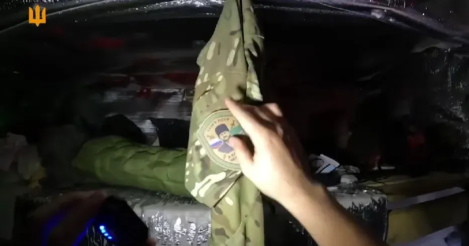 Скриншот з відео Самохвальці з «ахмат-чечня» на Курщині панічно тікали: покинули навіть прапор і шеврони на порталі Gromada Group