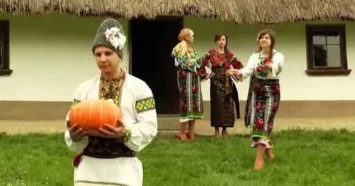 Осінь - традиційна пора весіль в Україні, а ще пора різних гарбузових історій, адже цей овоч (чи ягода, з точки зору батаніків) - неодмінний атрибут українського весільного обряду.