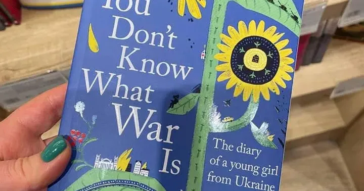 Книга "Ви не знаєте, що таке війна: Щоденник дівчинки з України", англійською - "You Don’t Know What War Is: The Diary of a Young Girl From Ukraine" школярки Єви Скалецької вийшла у США та Британії наприкінці жовтня. Спочатку раділи, що книга української школярки вийде англійською, озвучить аудіоверсію Кіра Найтлі, а по факту що отримали? Не зачаровувайтеся - не розчаруєтесь, як кажуть.