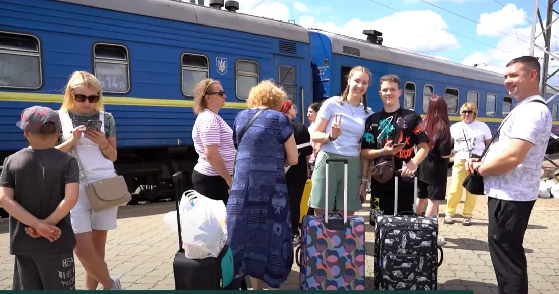 Фрагмент відео До оздоровчих таборів «Артек», що знаходяться у Свалявському районі Закарпатської області, та у м.Київ поїхали 114 дітей із Харківщини.