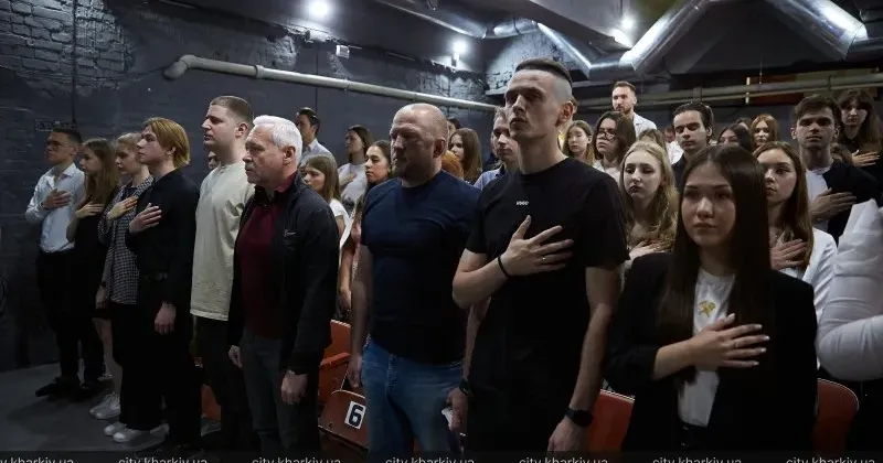 Фото пресцентру Харківської міськради На третій сесії Молодіжної ради при Харківському міському голові IV скликання підбили підсумки роботи молодіжного руху за час каденції. У роботі сесії взяв участь Харківський міський голова Ігор Терехов. Він відзначив подяками та грмамотами активістів молодіжного руху.