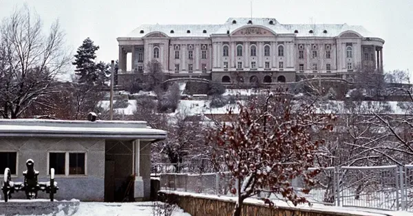 Колишня резиденція Аміна (палац Тадж-Бек) в 1987 році. Фото Михайла Євстаф'єва У центрі окупованого Росією українського Мелітополя відкрили пам’ятник полковнику КДБ Бояринову, який брав участь у вбивстві прем’єра Афганістану Аміна в 1979 році. Ця новина викликала в мене цілу низку спогадів, у тому числі і про особисте знайомство з одним із харківських учасників штурму палацу Аміна, а також спонукала поділитися з вами, читачі, деякими міркуваннями, на які поки що не звернули увагу публіцисти та аналітики. Читайте, якщо цікаво…