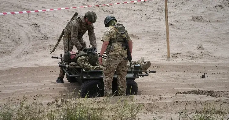 Згідно з протоколами, пораненого потрібно евакуювати з поля бою протягом години. Фото: Мінстратегпром Згідно з протоколами, пораненого потрібно евакуювати з поля бою протягом години.