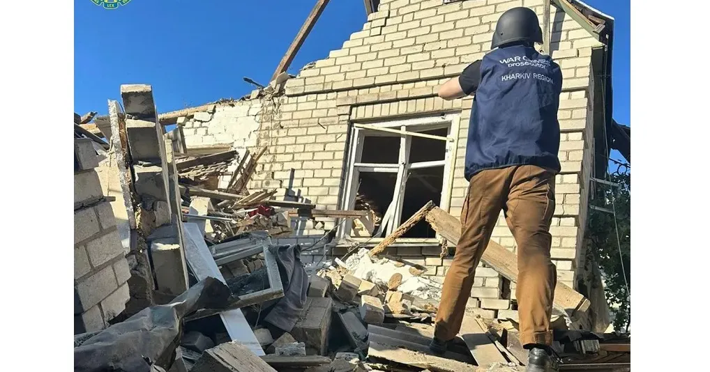 Наслідки вчорашнього обстрілу селища Дергачі, на яке окупанти скинули чотири авіабомби. Фото: Харківська обласна прокуратура Наслідки вчорашнього обстрілу селища Дергачі,