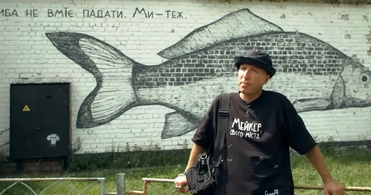 Кадр з фільму «Обережно! Життя триває». Скріншот з відео. «Громада» зібрала для вас добірку документальних фільмів вересня. Дивіться! Хвилюючі історії про те, як наші діти пізнали горе втрат, як рашисти пробили бункер ППО під Харковом, як автор афористичних харківських графіті Гамлет Зіньківський малював у Ізюмі. Хто дочитає, той також дізнається, як звучить мирний Харків в аранжуванні відомого музиканта…