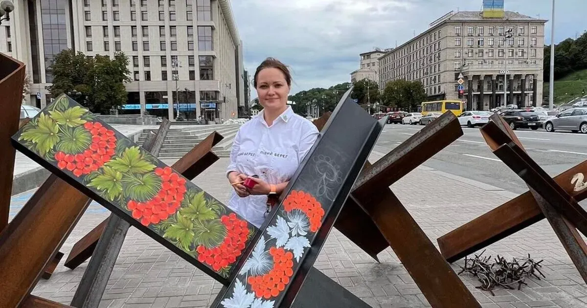 Майстриня декоративного мистецтва захисний метал робить українським Художниця Варвара Логвин розписує протитанкові «їжаки»